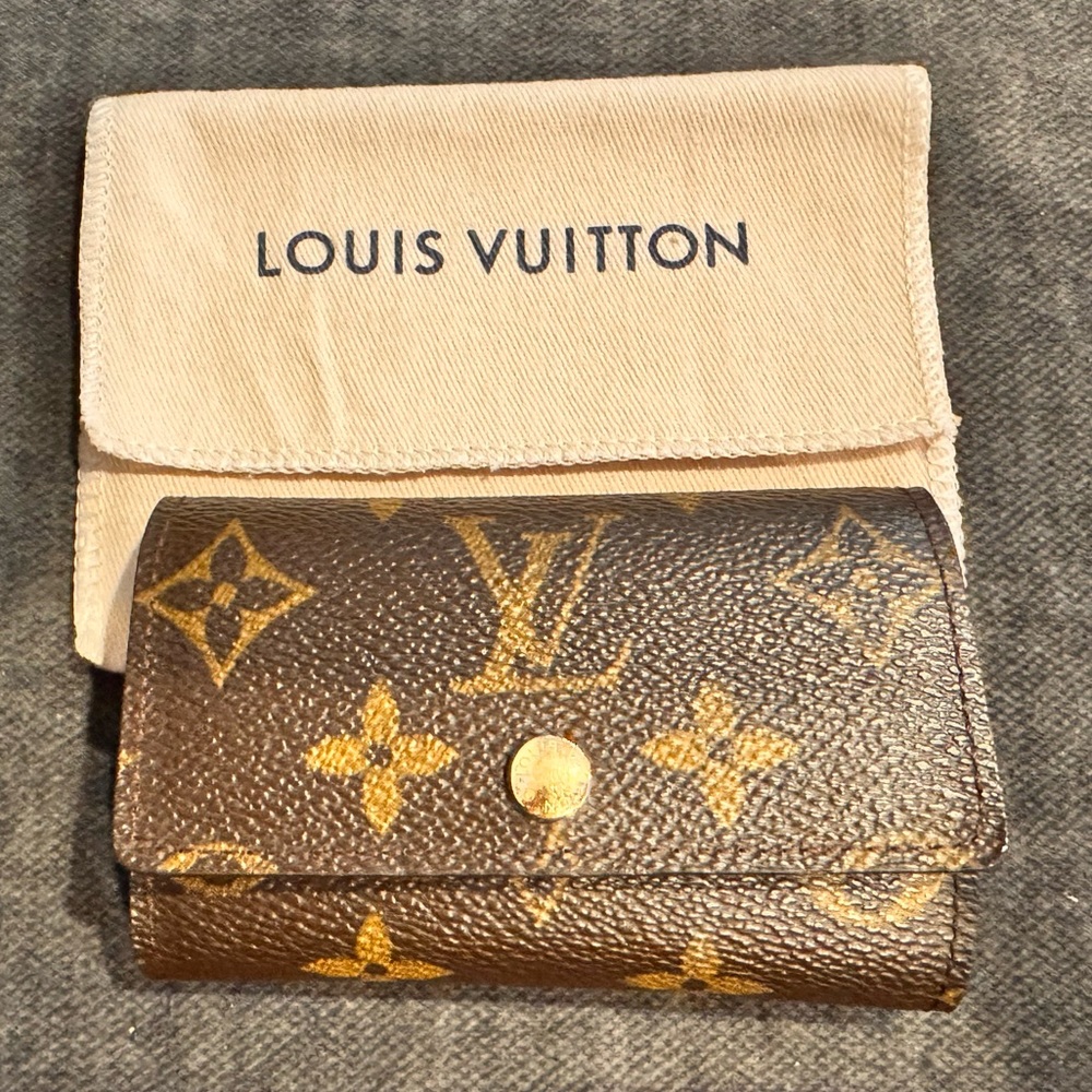 Louis Vuitton 6 key holder